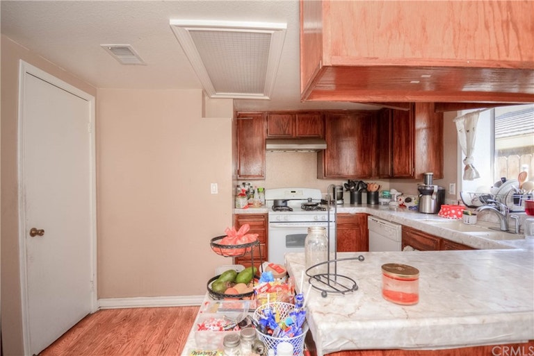 Photo 14 of 35 - 856 S Tamarisk Ave, Rialto, CA 92376