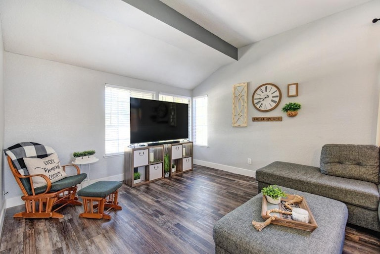 Photo 5 of 40 - 8372 Vintage Park Dr, Sacramento, CA 95828