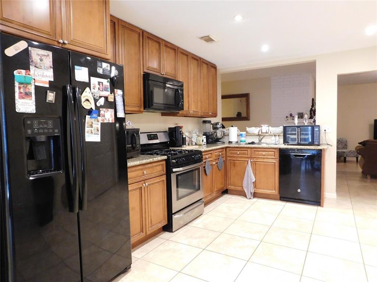 Photo 8 of 25 - 3910 Spring Meadow Dr, Pearland, TX 77584