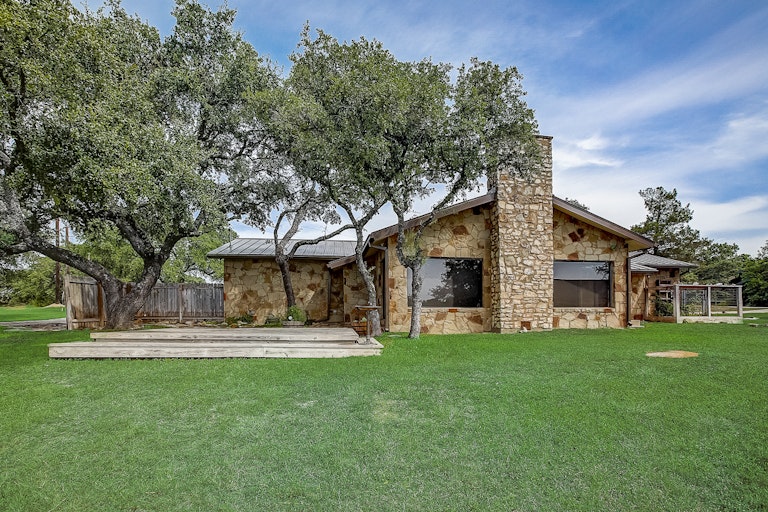 Photo 11 of 60 - 915 Lauder Dr, Spicewood, TX 78669