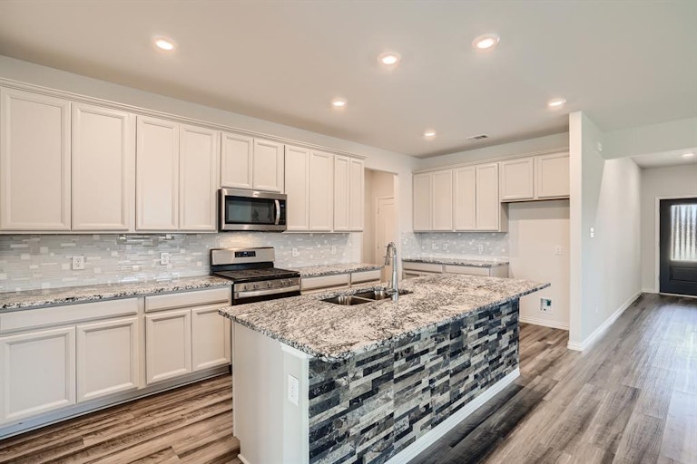 Photo 12 of 40 - 10417 Trail Ridge Dr, Benbrook, TX 76126
