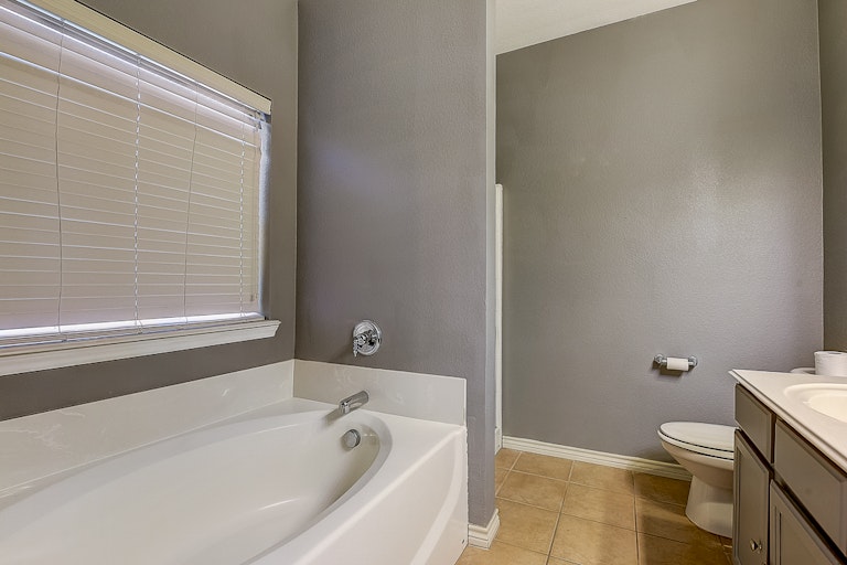 Photo 8 of 41 - 110 Harvest Hill Ln, Red Oak, TX 75154