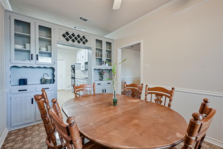 Photo 14 of 40 - 5607 Oak Branch Dr, Arlington, TX 76016