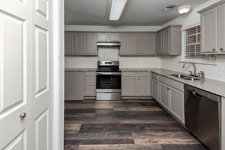 Photo 8 of 26 - 6428 Henco Dr, Fort Worth, TX 76119