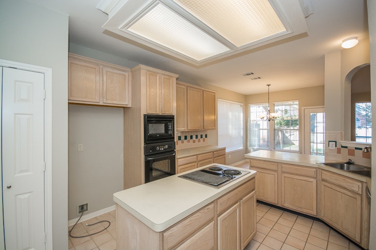 Photo 8 of 44 - 2712 Summerwood Ct, McKinney, TX 75072