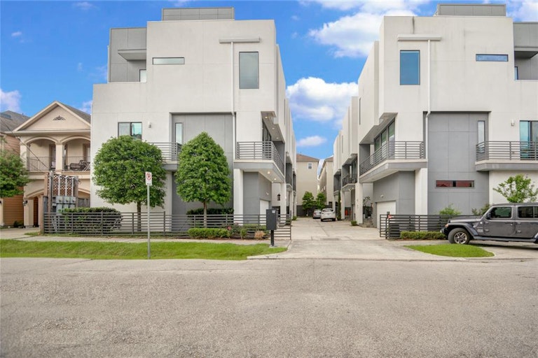 Photo 3 of 49 - 5638 Petty St Unit C, Houston, TX 77007