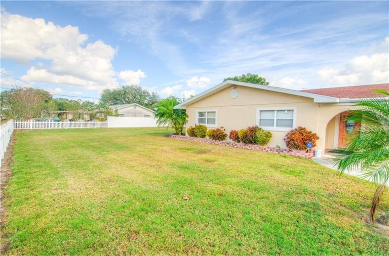 Photo 3 of 25 - 790 N 8th St, Eagle Lake, FL 33839
