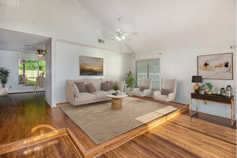 Photo 2 of 17 - 7802 Del Glen Ln, Houston, TX 77072