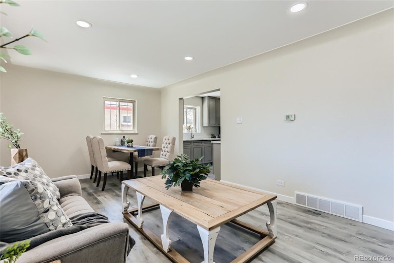 Photo 6 of 30 - 3261 Ivy St, Denver, CO 80207