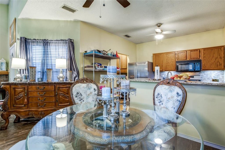 Photo 11 of 22 - 3929 Hearthstone Dr, Mesquite, TX 75150