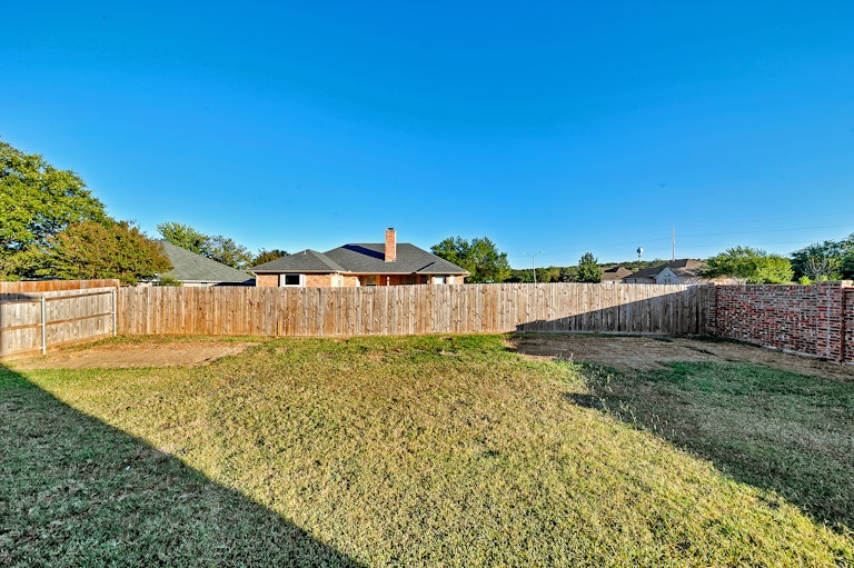 Photo 34 of 35 - 100 Queen Annes Dr, Burleson, TX 76028