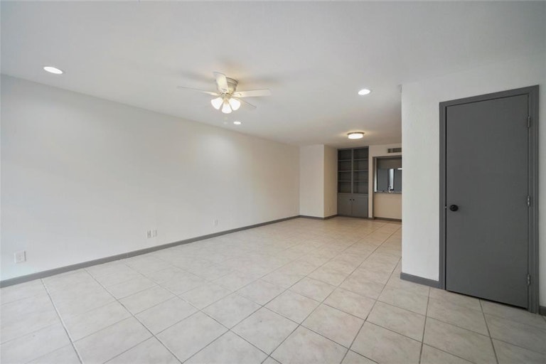 Photo 11 of 24 - 672 S Ripple Creek Dr #672, Houston, TX 77057
