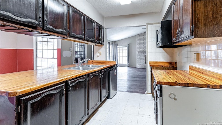 Photo 6 of 25 - 7323 Timber Ridge Dr, San Antonio, TX 78227