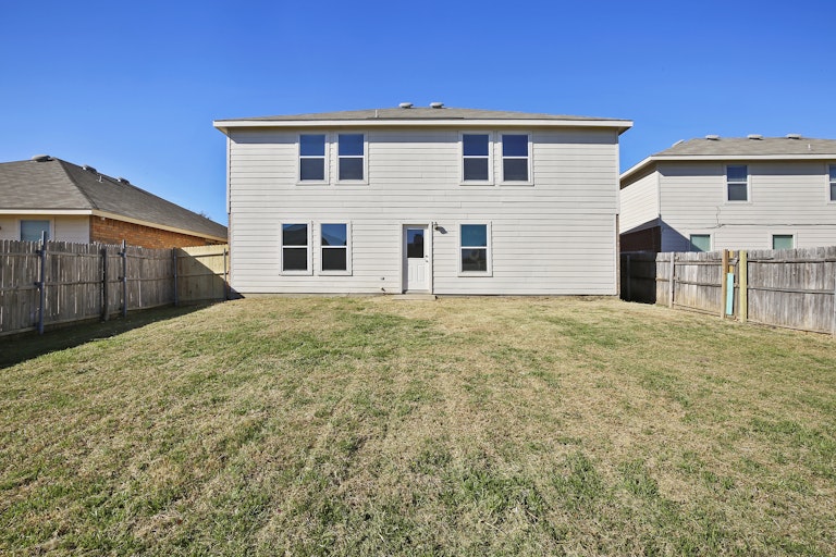 Photo 5 of 30 - 6904 Meadow Way Ln, Fort Worth, TX 76179