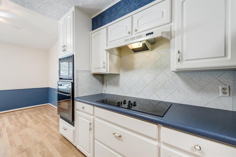 Photo 16 of 40 - 312 Greenbriar Ln, Colleyville, TX 76034