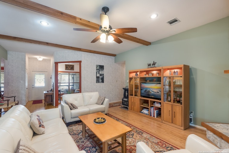 Photo 13 of 28 - 6634 Country View Ln, San Antonio, TX 78240