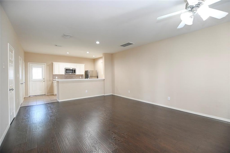 Photo 4 of 26 - 810 W Heights Hollow Ln, Houston, TX 77007