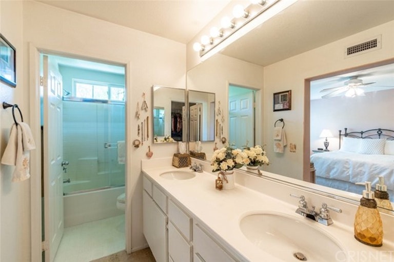 Photo 25 of 37 - 25773 Perlman Pl Unit F, Stevenson Ranch, CA 91381