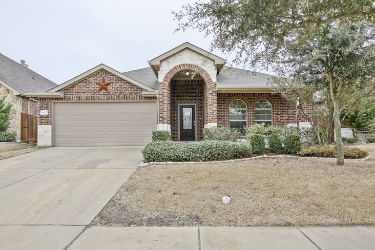 Photo 1 of 28 - 2017 Sterling Gate Dr, Heartland, TX 75126