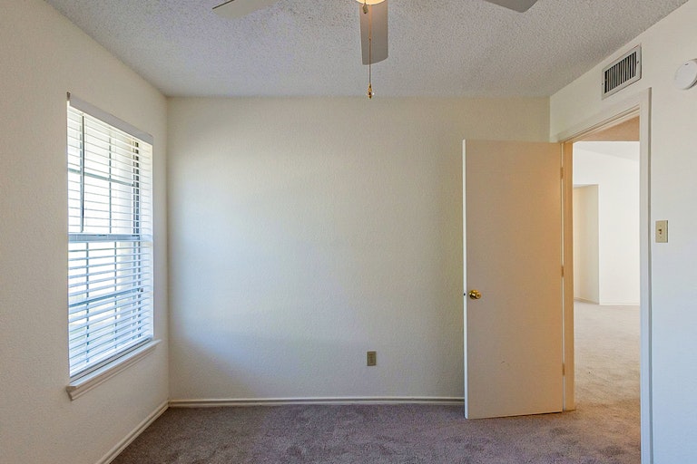 Photo 9 of 22 - 2506 High Hollow Dr, Garland, TX 75041