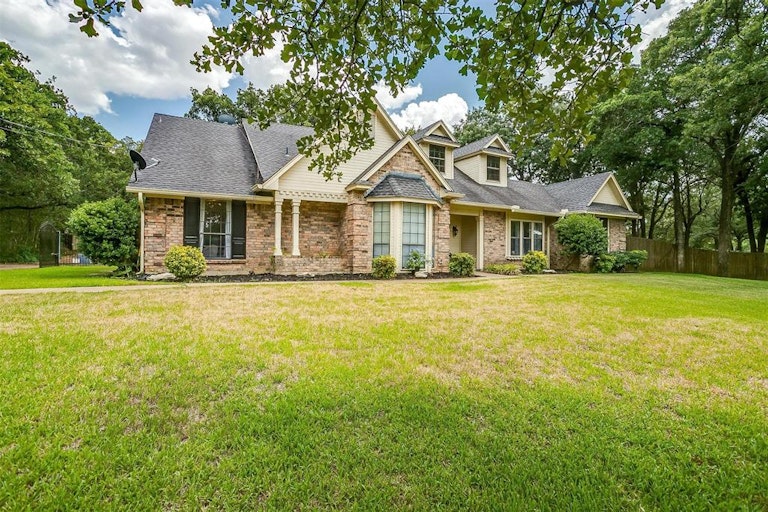 Photo 2 of 40 - 312 Emerald Ct, Burleson, TX 76028