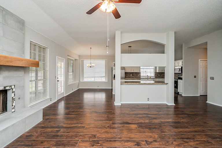 Photo 10 of 47 - 1309 Woodthorpe Dr, Mesquite, TX 75181