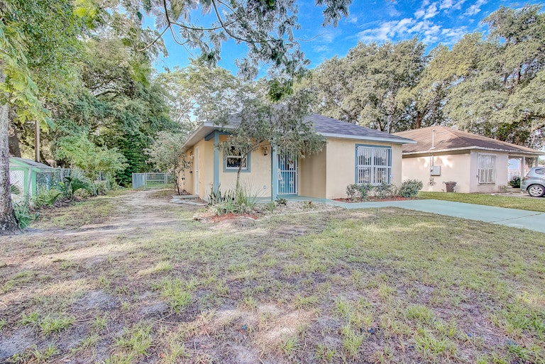 Photo 8 of 28 - 1915 2nd Dr, Sanford, FL 32771