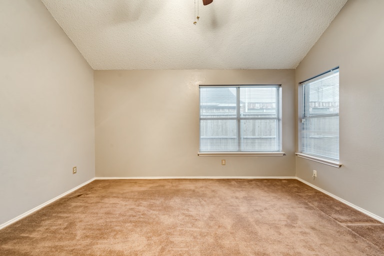 Photo 17 of 30 - 2516 Helen Ln, Mesquite, TX 75181