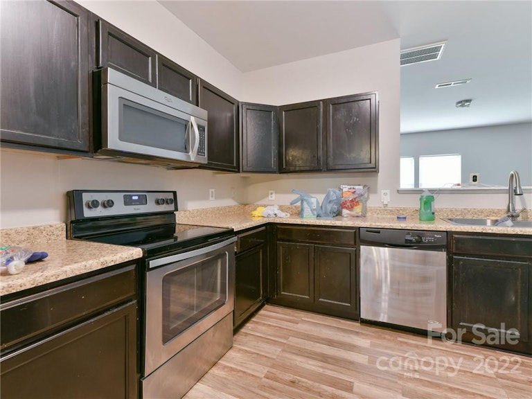 Photo 3 of 35 - 926 Corvus Ct, Charlotte, NC 28216