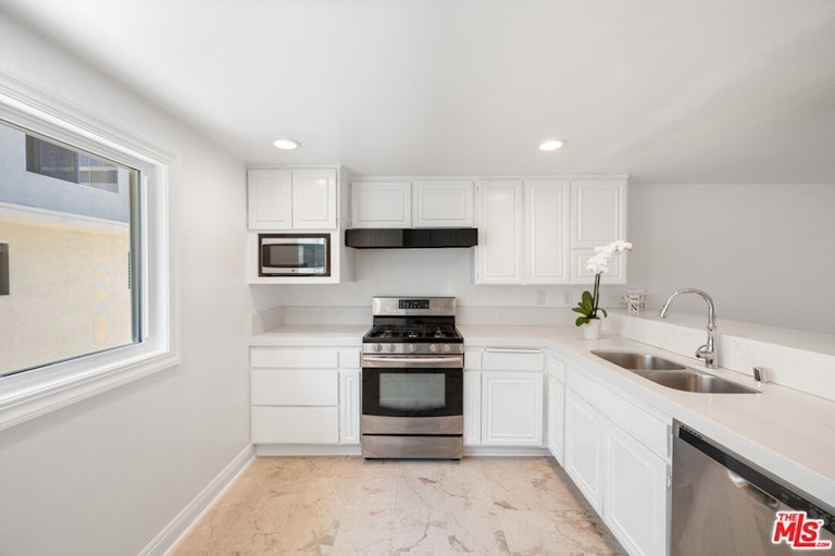 Photo 9 of 38 - 13238 Fiji Way Unit B, Marina Del Rey, CA 90292