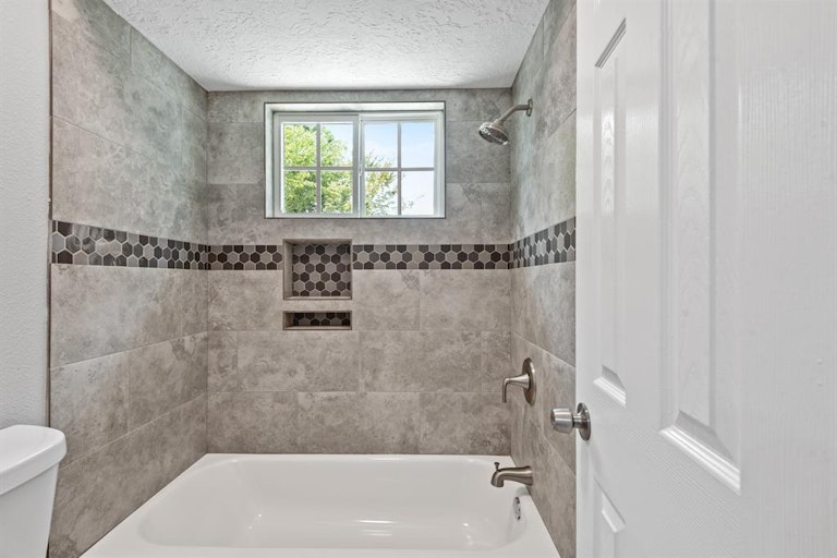 Photo 27 of 36 - 214 Andorra Ln, Houston, TX 77015