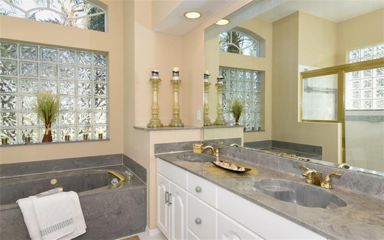 Photo 13 of 25 - 6802 Brookhaven Pl, Bradenton, FL 34203