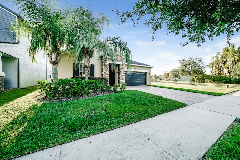 Photo 18 of 42 - 19303 Prairie Tree Pl, Tampa, FL 33647