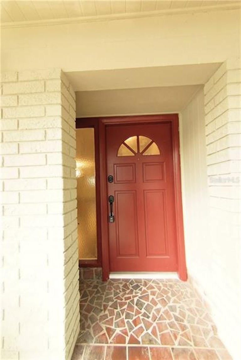Photo 2 of 25 - 708 Pearl Cir, Brandon, FL 33510