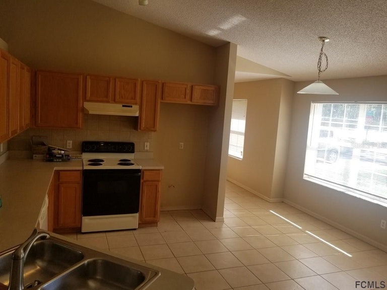 Photo 3 of 16 - 2 Regina Ln, Palm Coast, FL 32164