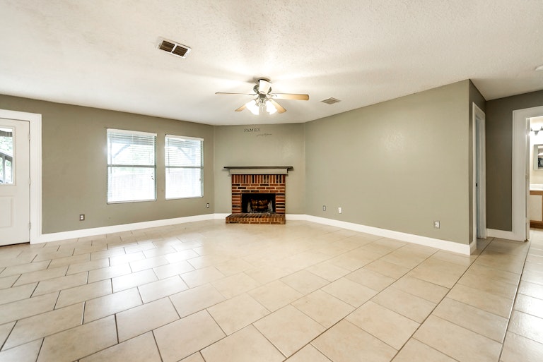 Photo 11 of 26 - 1105 Silent Star Ln, Denton, TX 76210