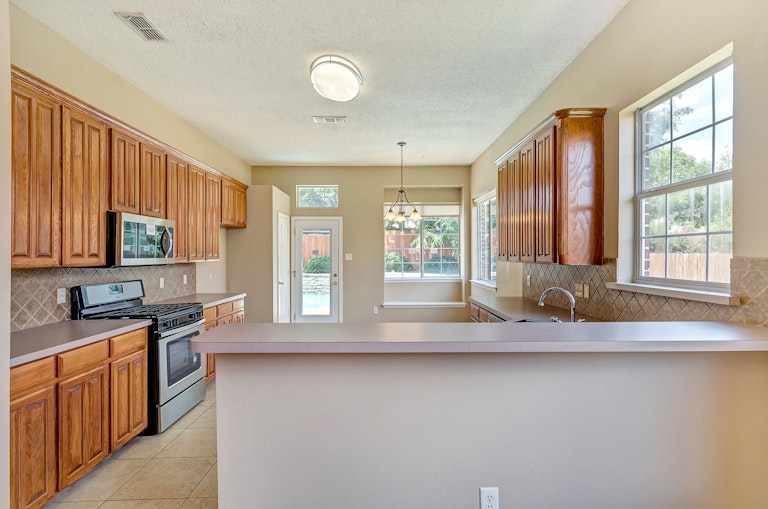 Photo 7 of 28 - 8755 Saranac Trl, Fort Worth, TX 76118
