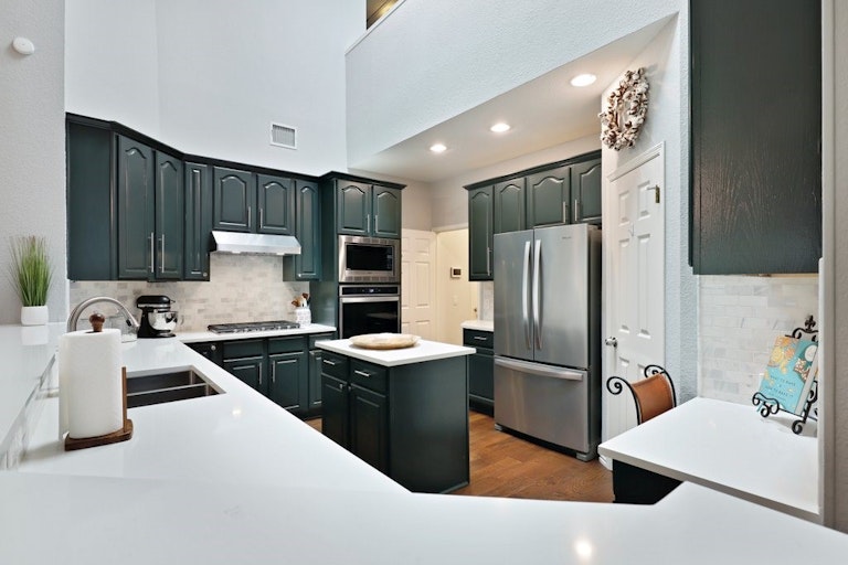 Photo 13 of 35 - 8007 Caribou Parke Cv, Austin, TX 78726