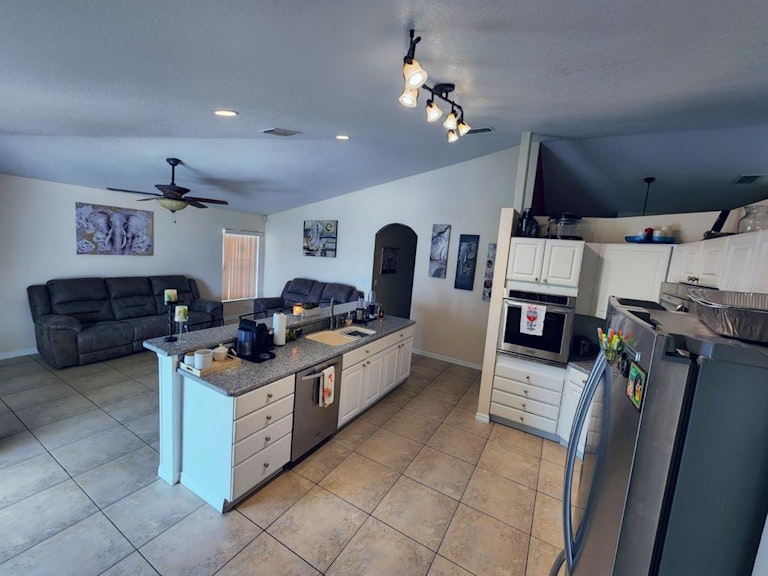 Photo 3 of 34 - 2652 Hawthorne Ln, Kissimmee, FL 34743