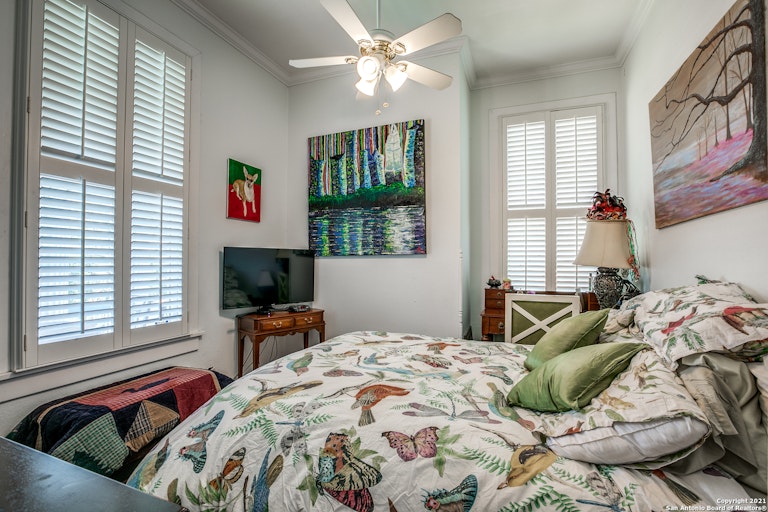 Photo 25 of 36 - 724 N Olive St, San Antonio, TX 78202