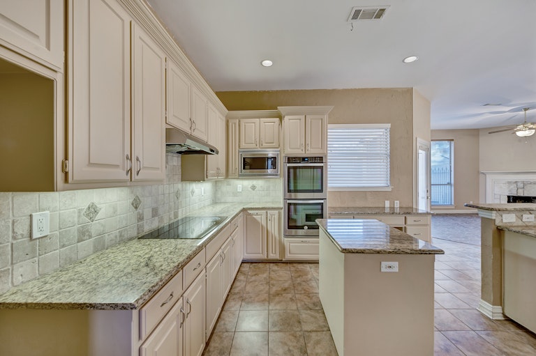 Photo 3 of 24 - 2809 Kingswood Dr, Grapevine, TX 76051