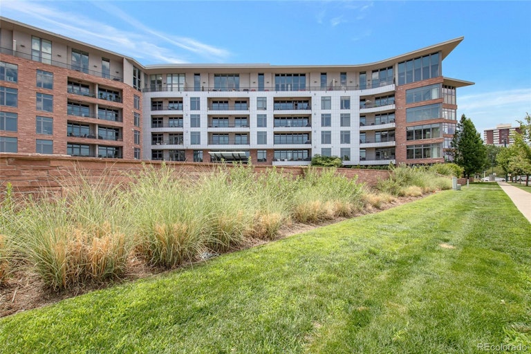 Photo 3 of 33 - 333 S Monroe St #106, Denver, CO 80209