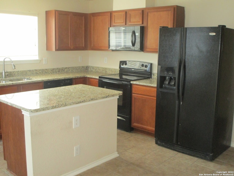 Photo 5 of 20 - 13310 Solar Crst, San Antonio, TX 78245