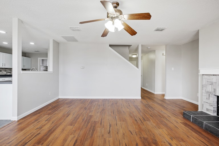 Photo 9 of 32 - 1300 Anna Lea Ln, Burleson, TX 76028