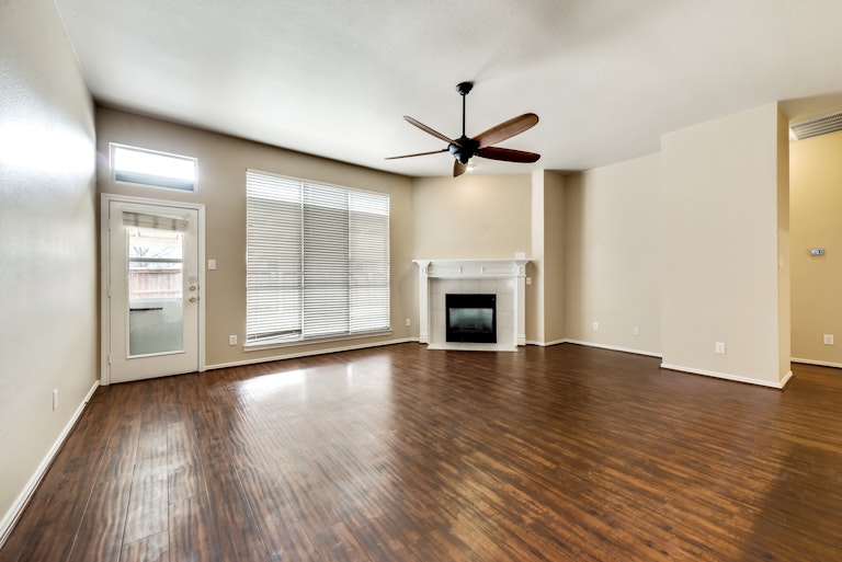 Photo 14 of 29 - 3954 Wisteria Ln, Haltom City, TX 76137