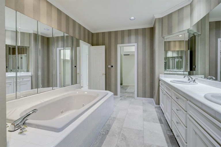 Photo 22 of 32 - 6308 Taggart St Unit B, Houston, TX 77007