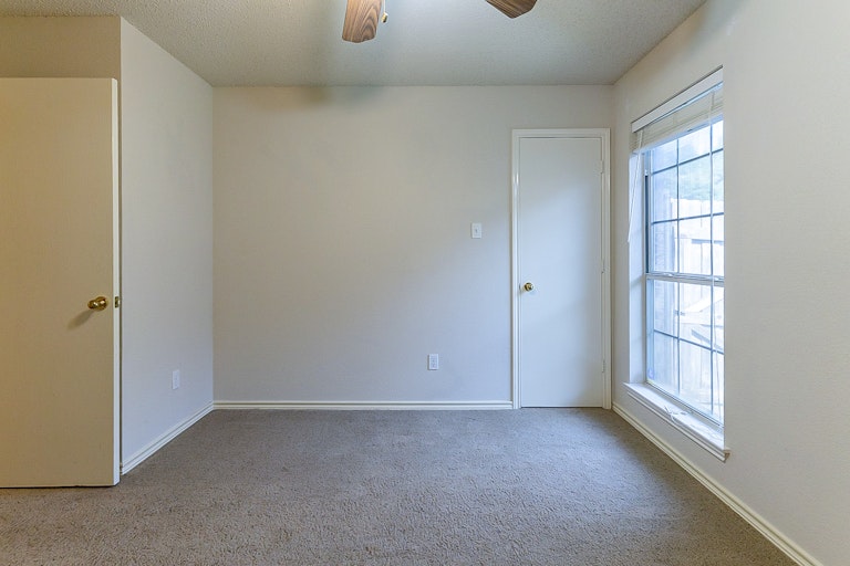 Photo 14 of 20 - 1028 Essex Dr, Cedar Hill, TX 75104
