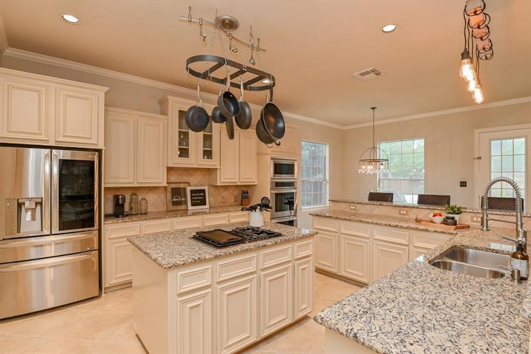 Photo 11 of 45 - 2606 Cottage Creek Ct, Pearland, TX 77584