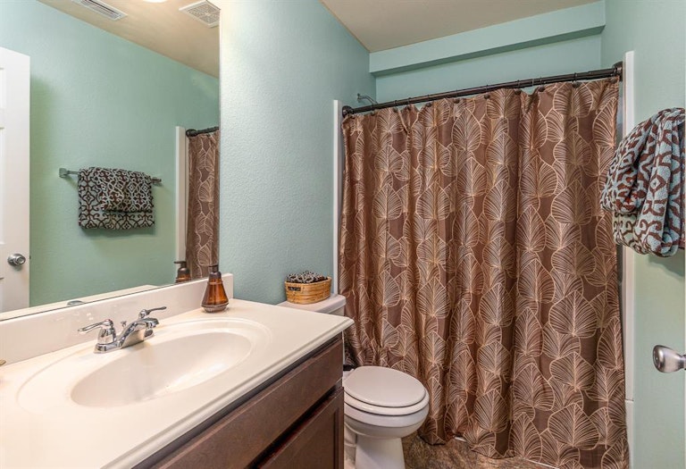 Photo 18 of 29 - 1300 Honeywood Ln, Royse City, TX 75189