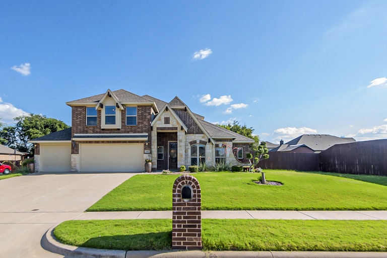 Photo 1 of 32 - 1110 Safrano St, Midlothian, TX 76065